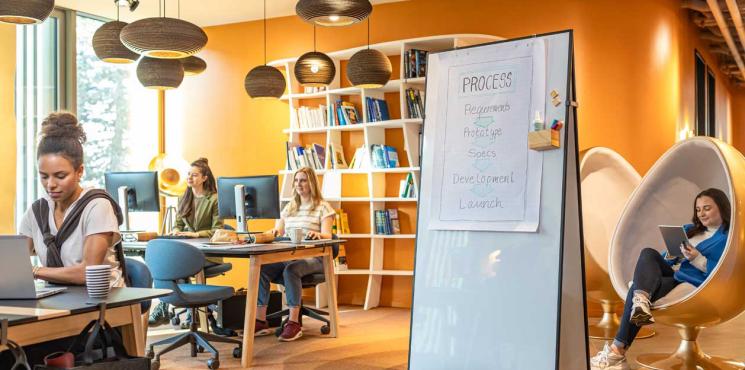 Offenes modernes Büro mit Menschen an Arbeitsplätzen